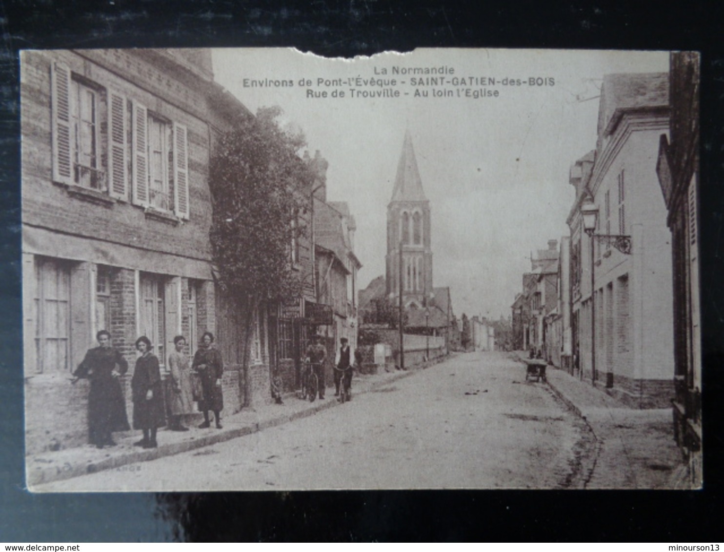 SAINT GATIEN DES BOIS : RUE DE TROUVILLE, AU LOIN L'EGLISE - Autres & Non Classés