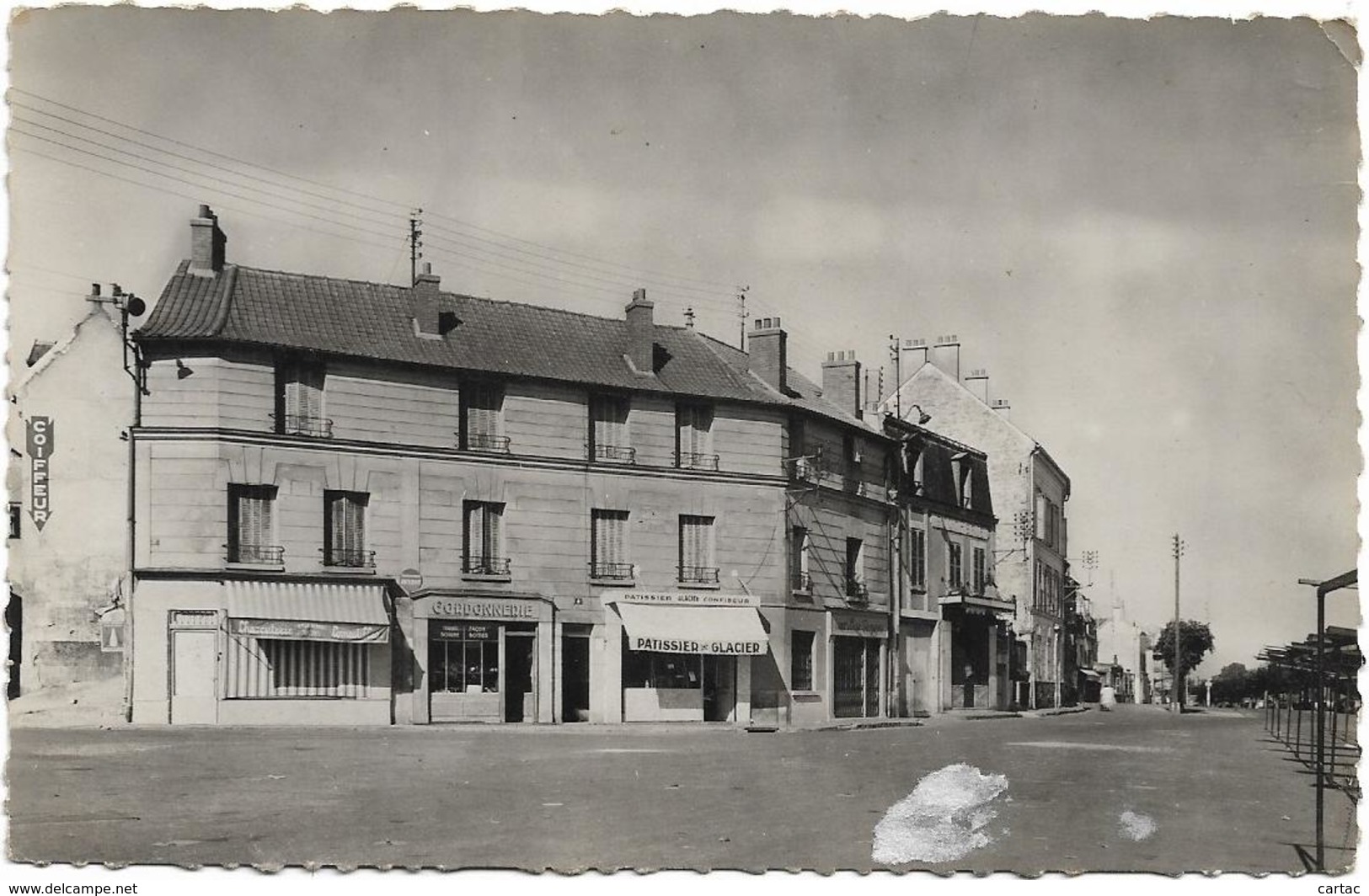 D78 - CONFLANS SAINTE HONORINE-PLACE FOUILLERE-Charcuterie-Pâtisserie/Glacier-CPSM Dentelée Petit Format En Noir & Blanc - Conflans Saint Honorine