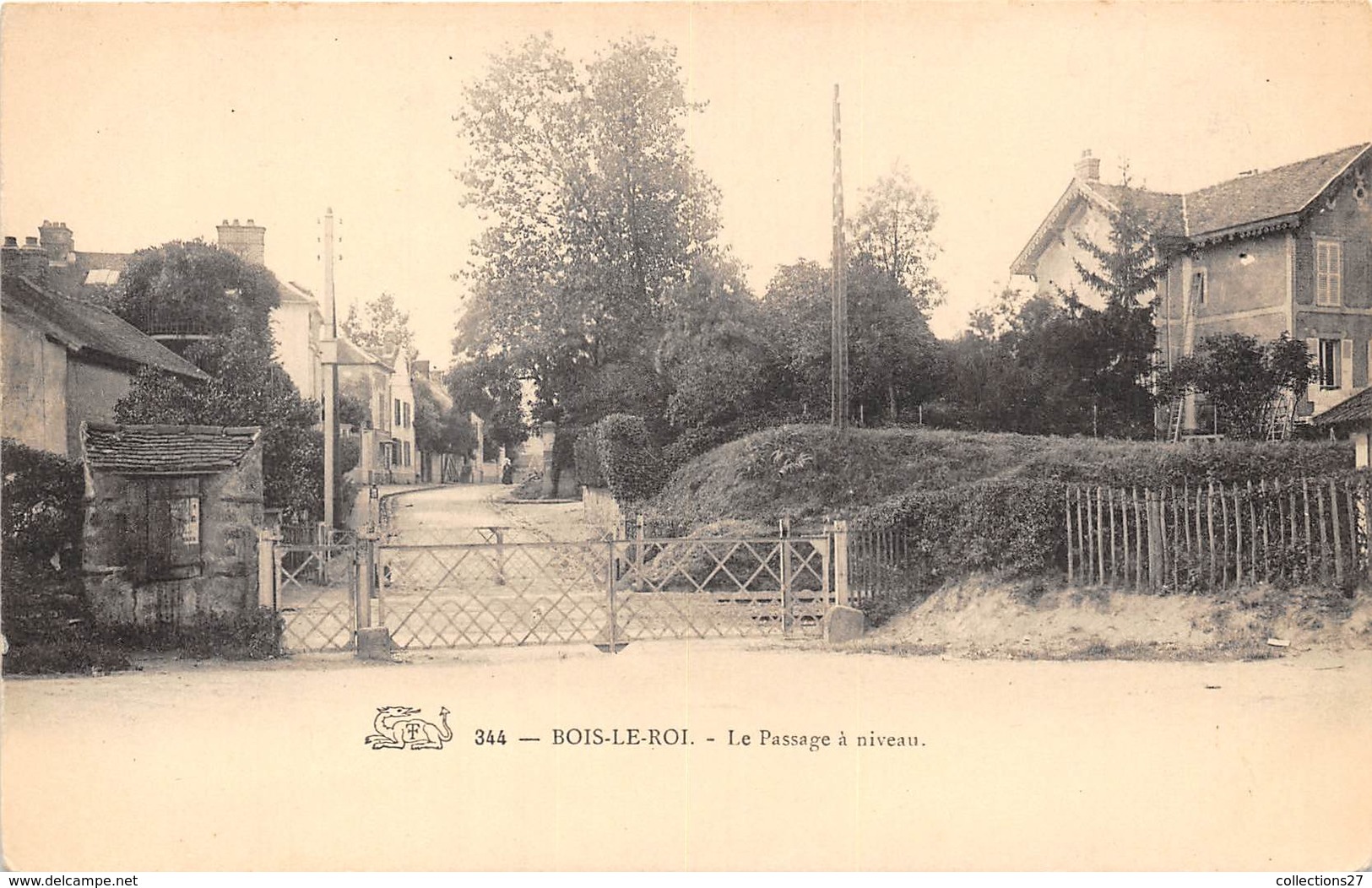 77-BOIS-LE-ROI- LE PASSAGE A NIVEAU - Bois Le Roi