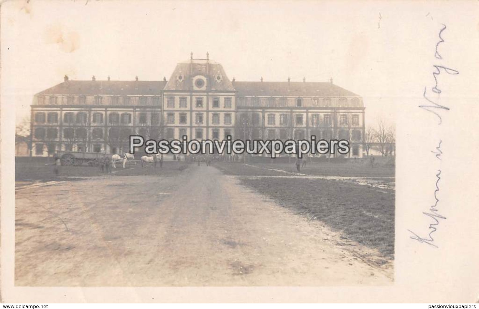 CARTE PHOTO  ALLEMANDE NOYON  CASERNE Et SOLDATS ALLEMANDS - Noyon