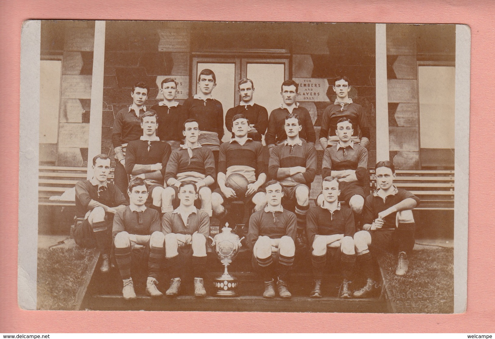 OLD PHOTO POSTCARD  - SPORTS -    RUGBY TEAM NORTHERN IRELAND - PHOTO HEMBRY DONECAL PLACE BELFAST - Rugby