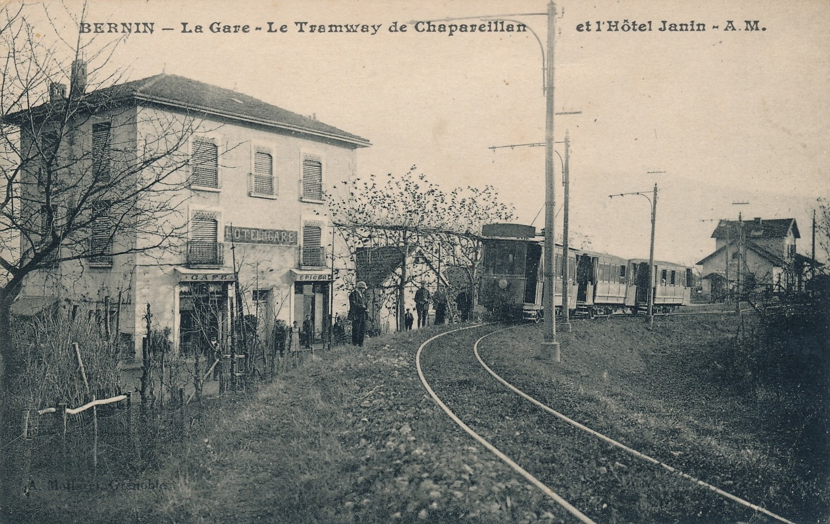 I100 - 38 - BERNIN - Isère - La Gare - Le Tramway De Chapareillan Et L'Hôtel Janin - Autres & Non Classés