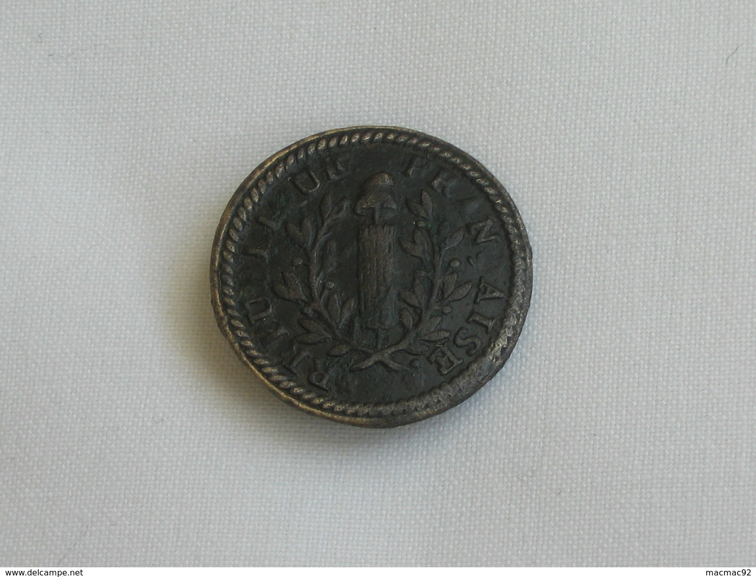 Ancien Bouton Militaire -Plat -modèle Moyen - Période Révolutionnaire ?   **** EN ACHAT IMMEDIAT **** - Boutons