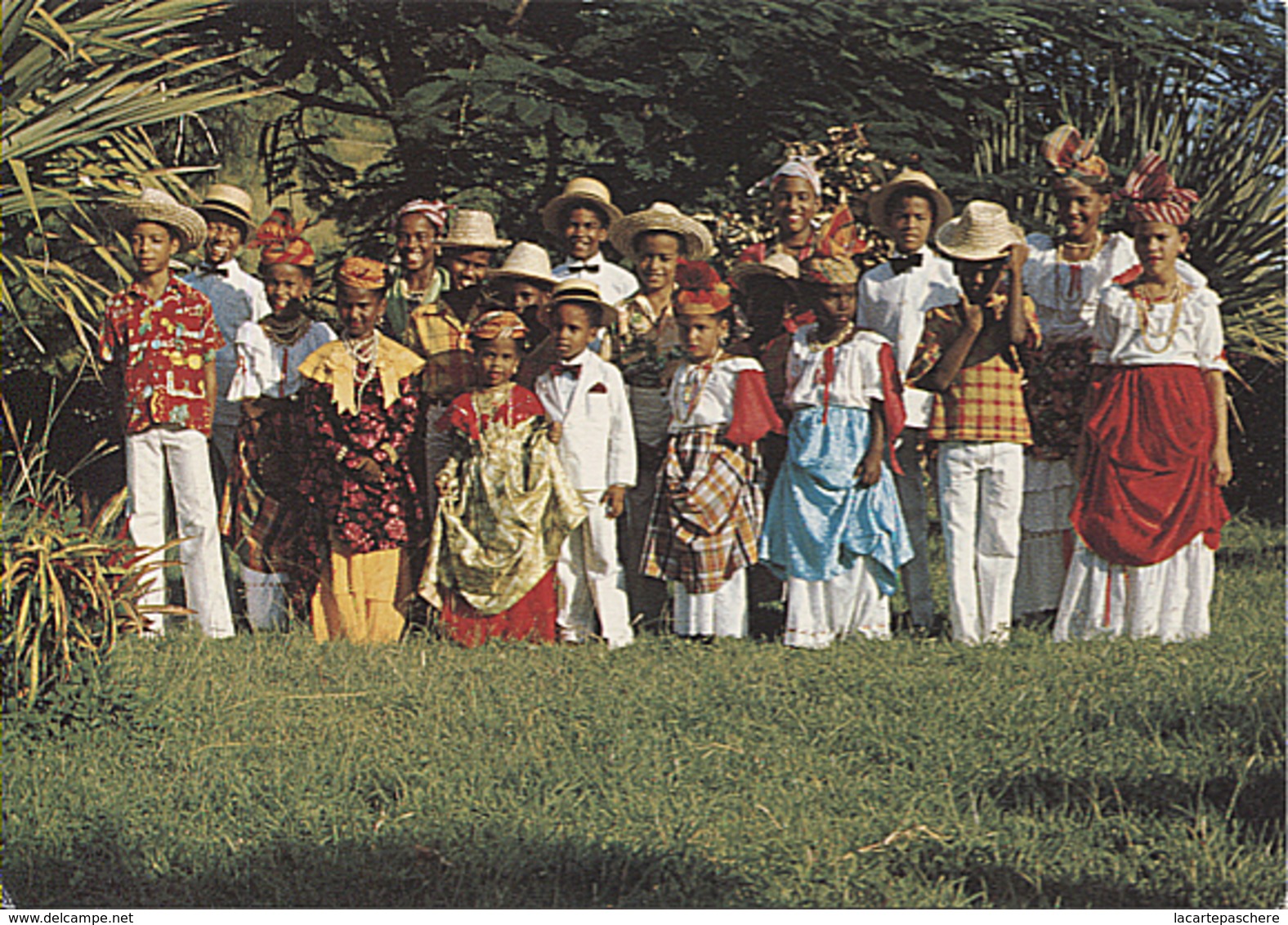 X116670 MARTINIQUE LE MARIN GROUPE FOLKLORIQUE D' ENFANTS FLEURS DE CANELLE PHOTO DE GROUPE - Le Marin