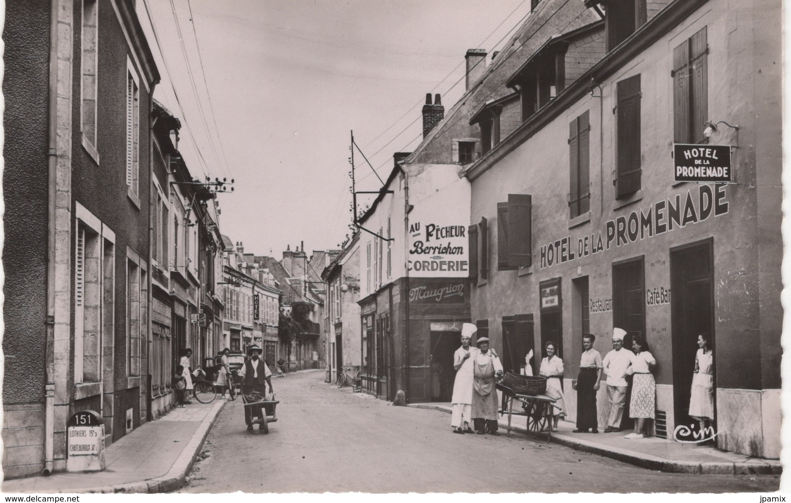 CPSM Petit Format : St Gaultier , La Rue Grande , Commerces , Hôtel De La Promenade , Animation - Autres & Non Classés