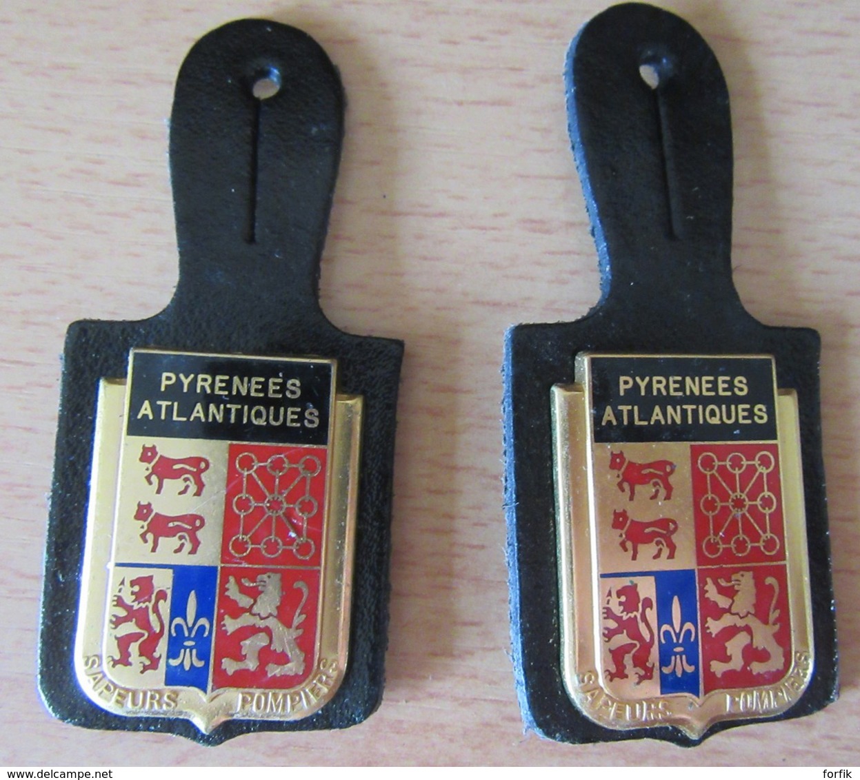 France - 2 Insignes / Pucelles émaillés Sapeurs Pompiers Pyrénées-Atlantiques Sur Cuir - Fraisse-Demey Paris - TBE - Pompiers