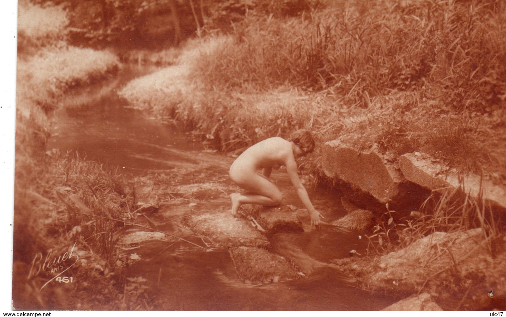 - Femme à Genoux Au Bord Du Ruisseau - - Donne