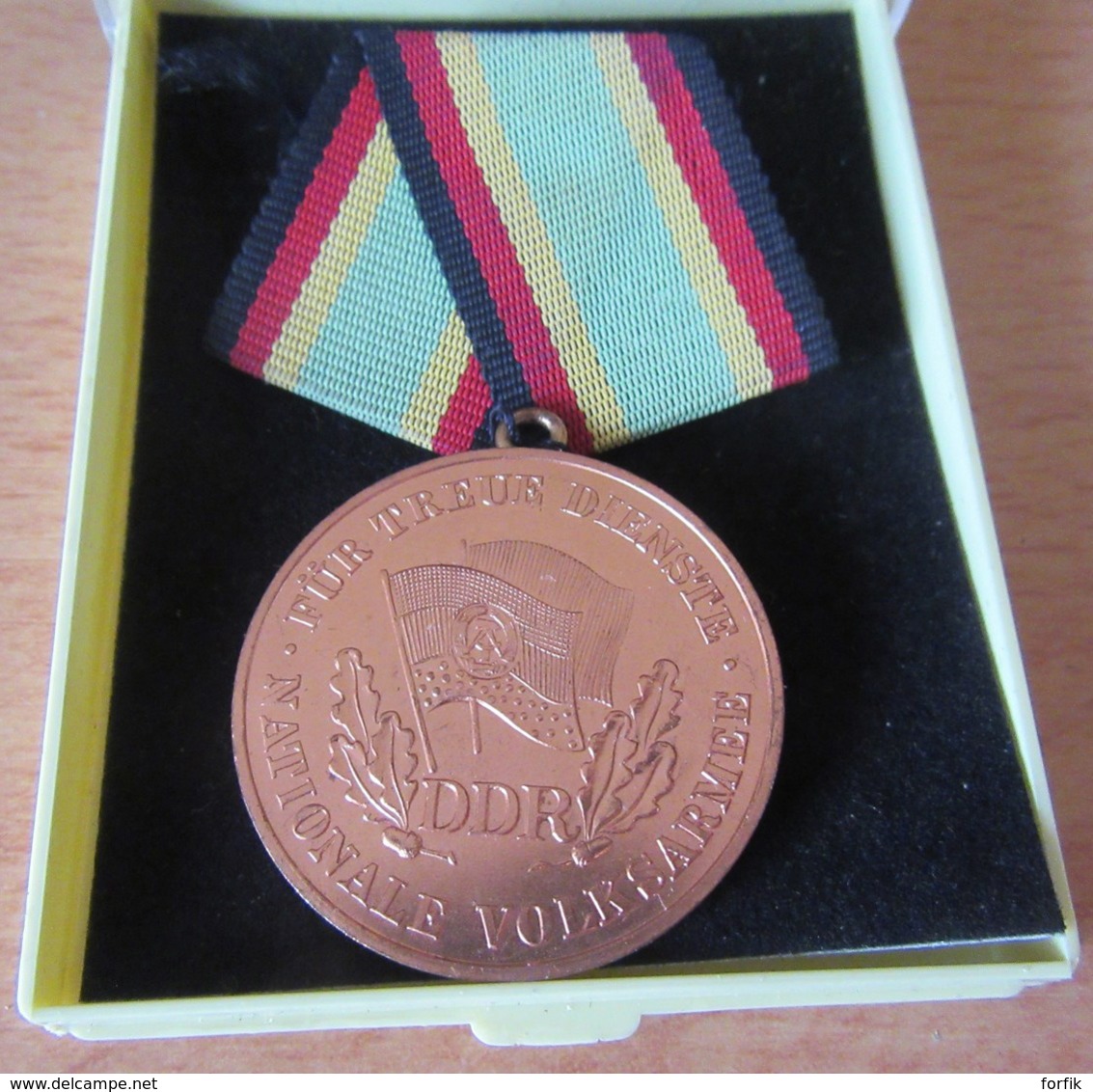 Allemagne De L'Est / DDR / RDA - Belle Médaille Avec Ruban De La Nationale Volskarmée - Alliage De Cuivre - TBE - Germania