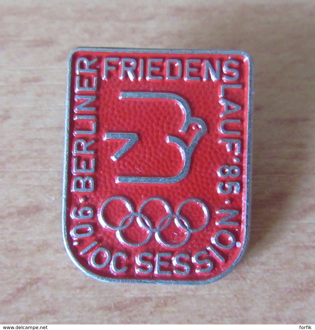 Allemagne De L'Est / DDR / RDA - Insigne Sportif Berliner Friedenslauf'85 - Emblème Jeux Olympiques - TBE - Professionals/Firms