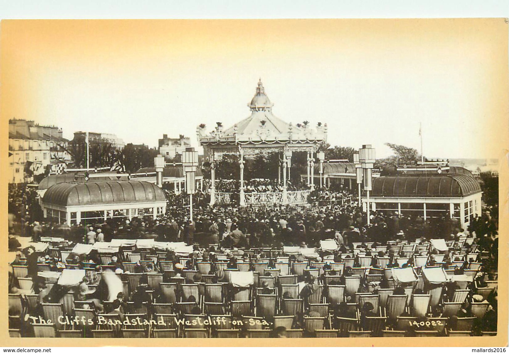 WESTCLIFF ON SEA - THE CLIFFS BANDSTAND ~ AN OLD REAL PHOTO POSTCARD #87501 - Southend, Westcliff & Leigh