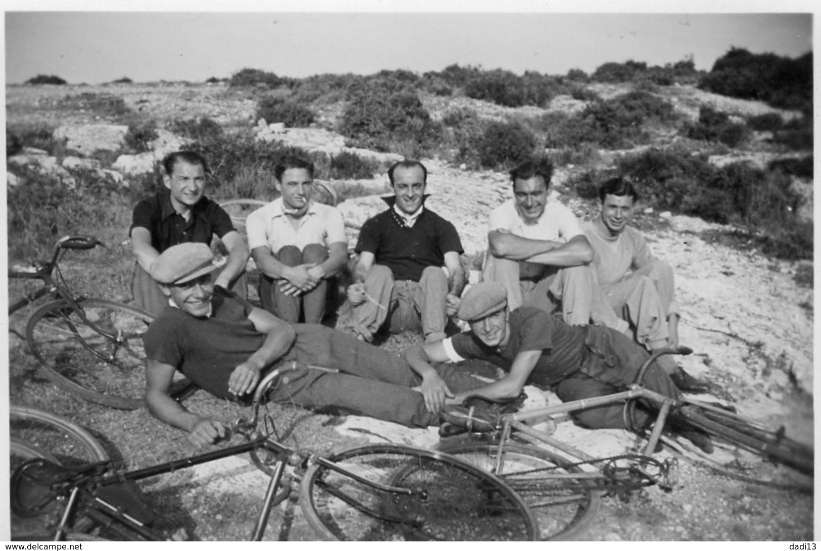 2 Photos Randonnée Cyclistes Du "Dimanche" Sud De La France - Années 1950? - Cyclisme