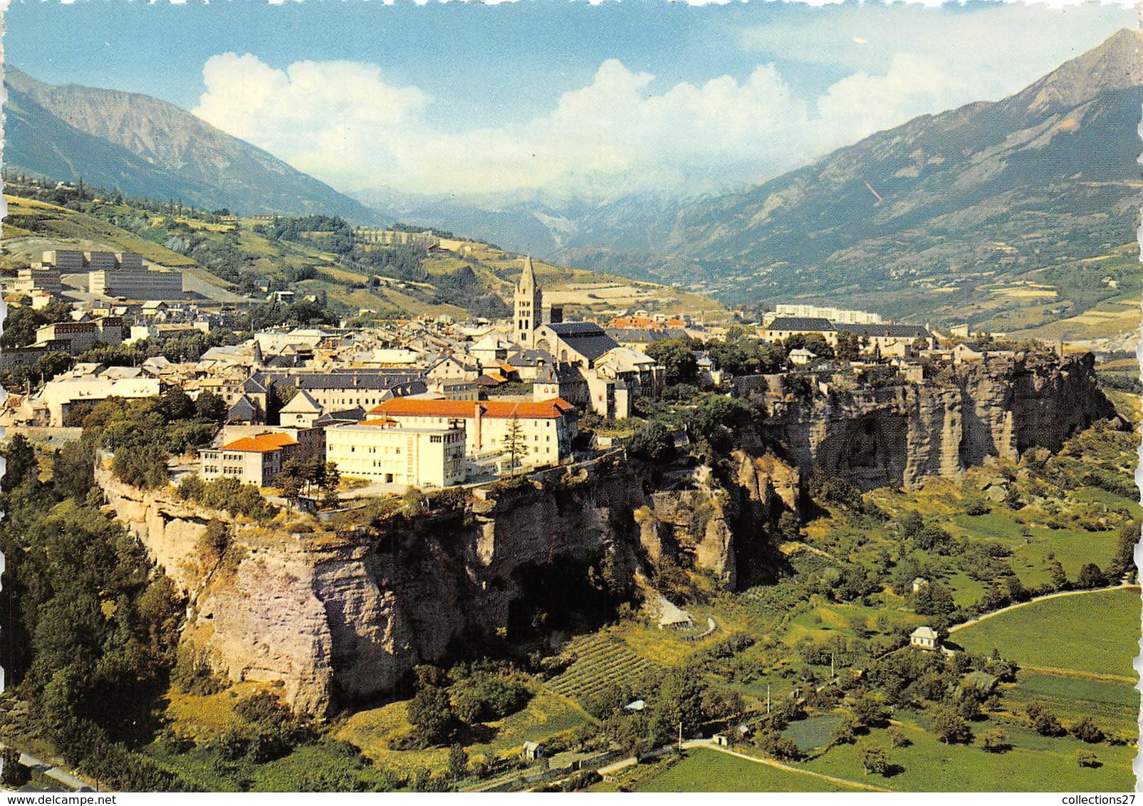 05-EMBRUN- LA VILLE SUR SON ROC - Embrun