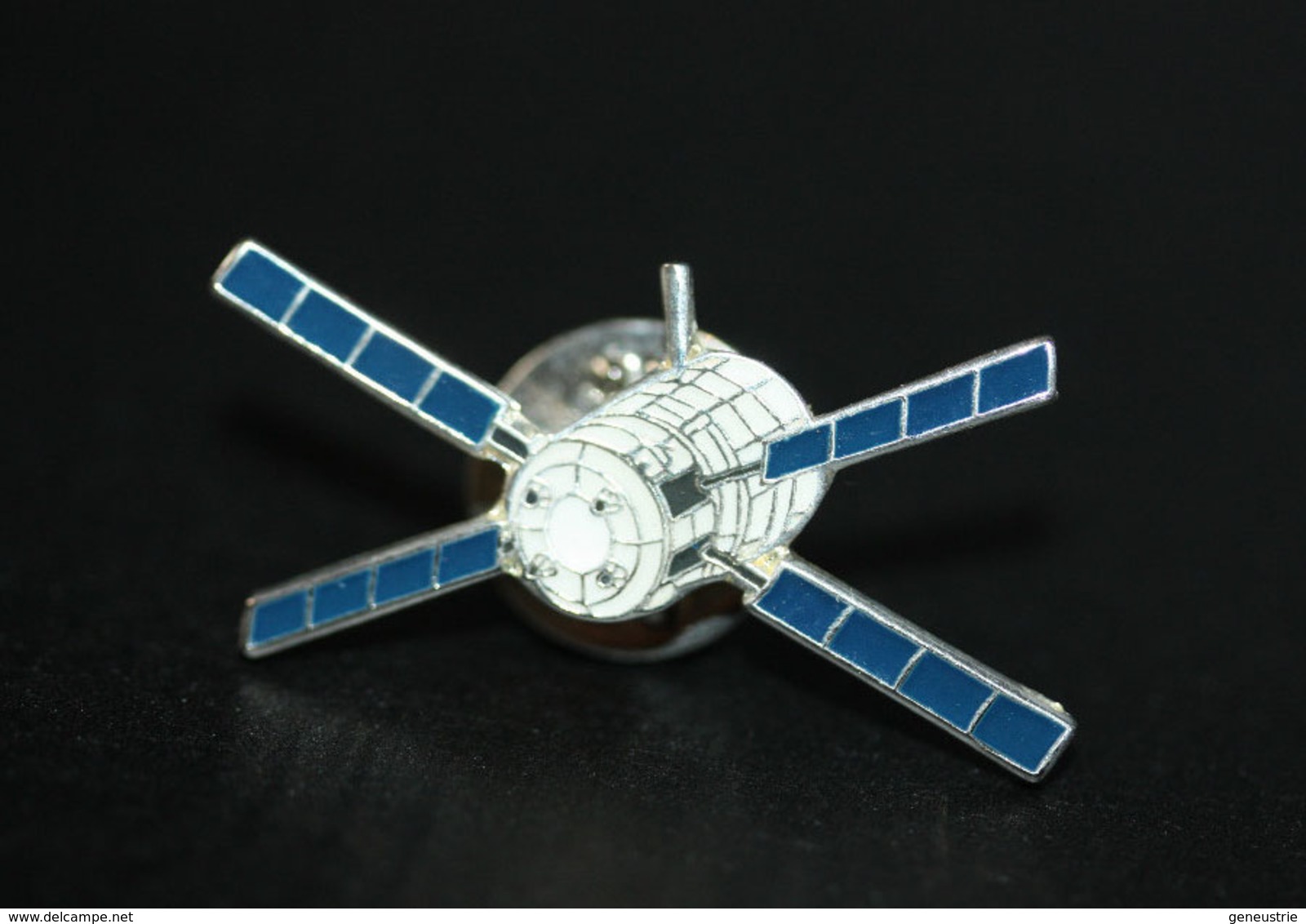 Pin's Satellite - ESA - CNES - Fusée - Aerospatiale - Space Rocket - NASA - Space