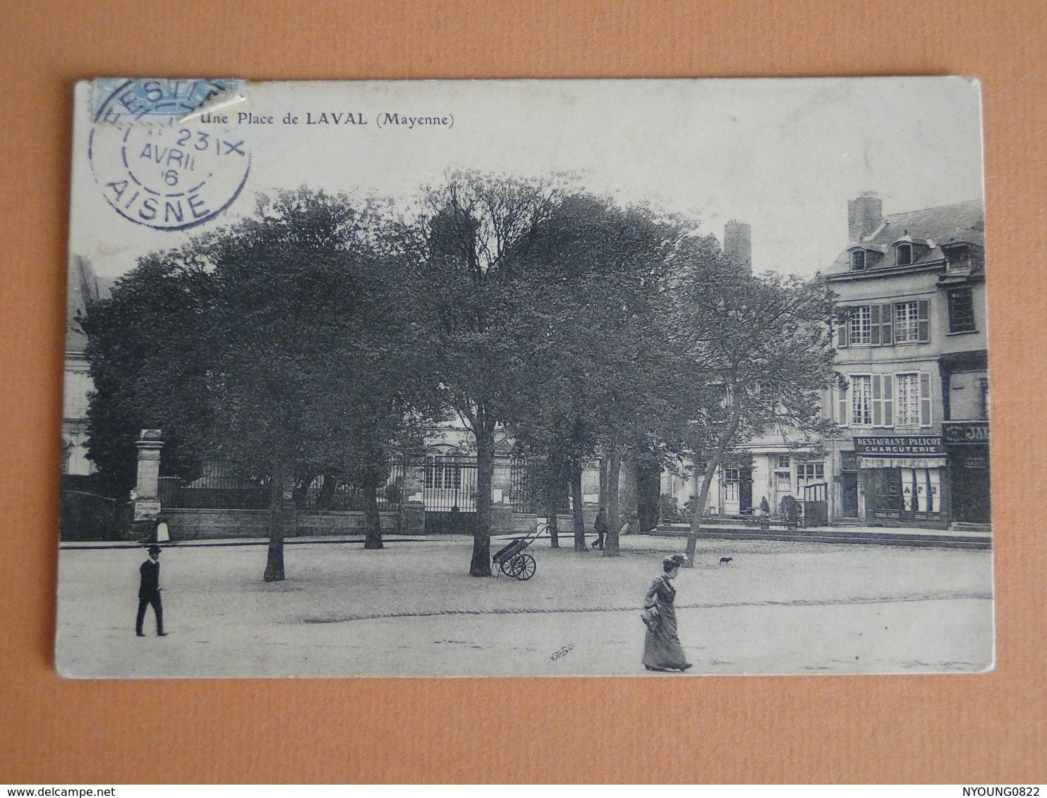 53 - Cpa - LAVAL ( Mayenne ) Une Place -  ( Place Du Palais à Priori ? ) - Laval