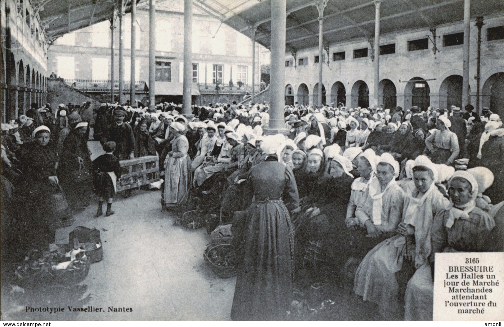 79. DEUX-SEVRES - BRESSUIRE. Les Halles Un Jour De Marché. Paysannes Attendant L'ouverture... - Bressuire