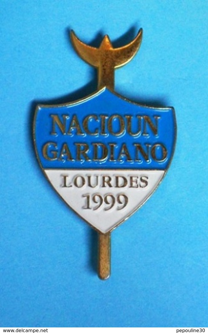 1 PIN'S  //  ** NACIOUN GARDIANO / LOURDES / 1999 ** - Tauromachie - Corrida