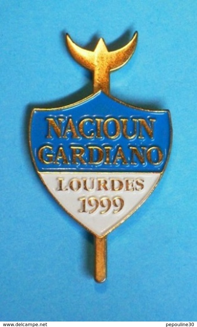 1 PIN'S  //  ** NACIOUN GARDIANO / LOURDES / 1999 ** - Tauromachie - Corrida