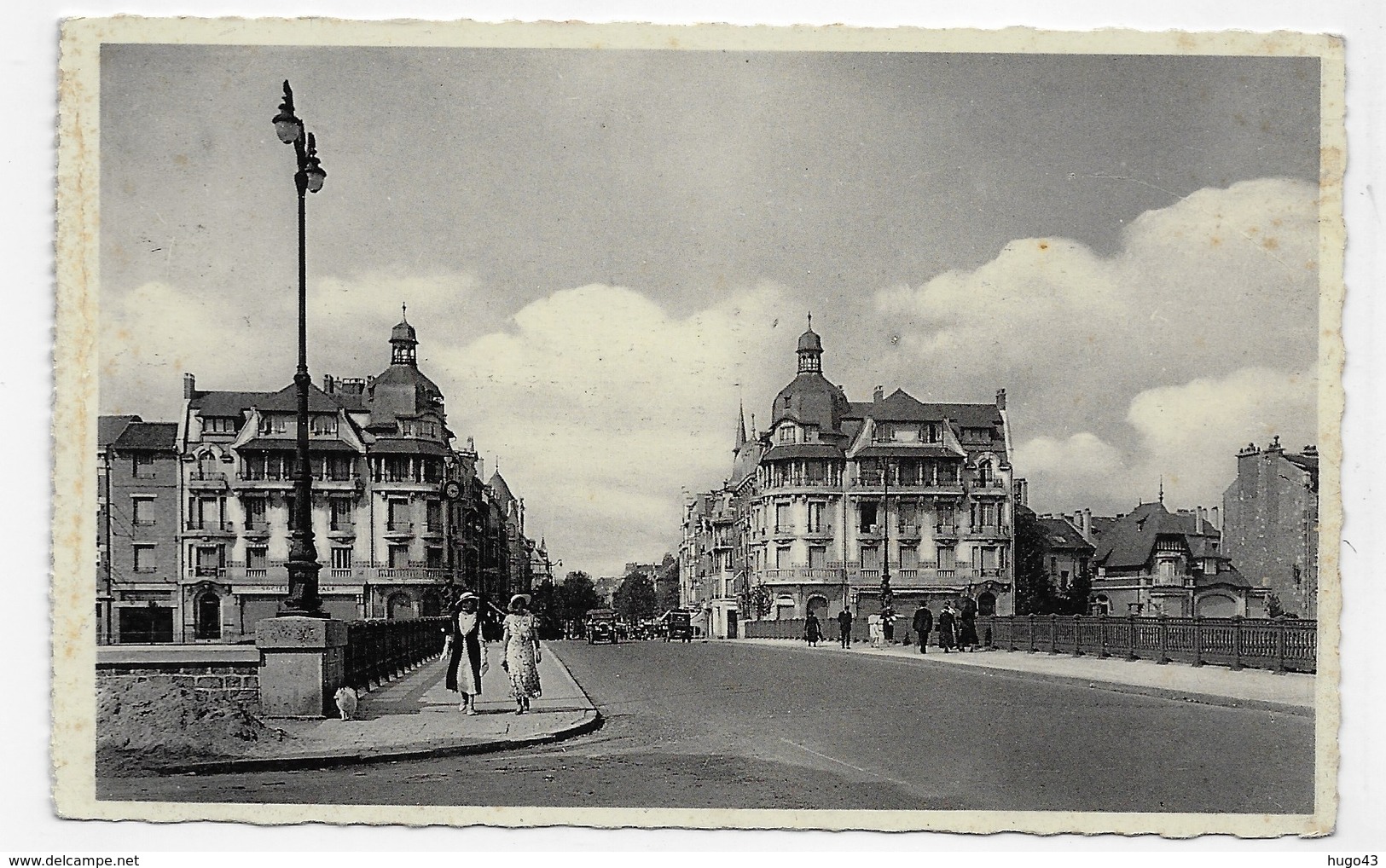 MEZIERES - N° 52 - AVENUE ET PONT D' ARCHES AVEC PERSONNAGES - LEGER PLI A GAUCHE -  FORMAT CPA NON VOYAGEE - Autres & Non Classés