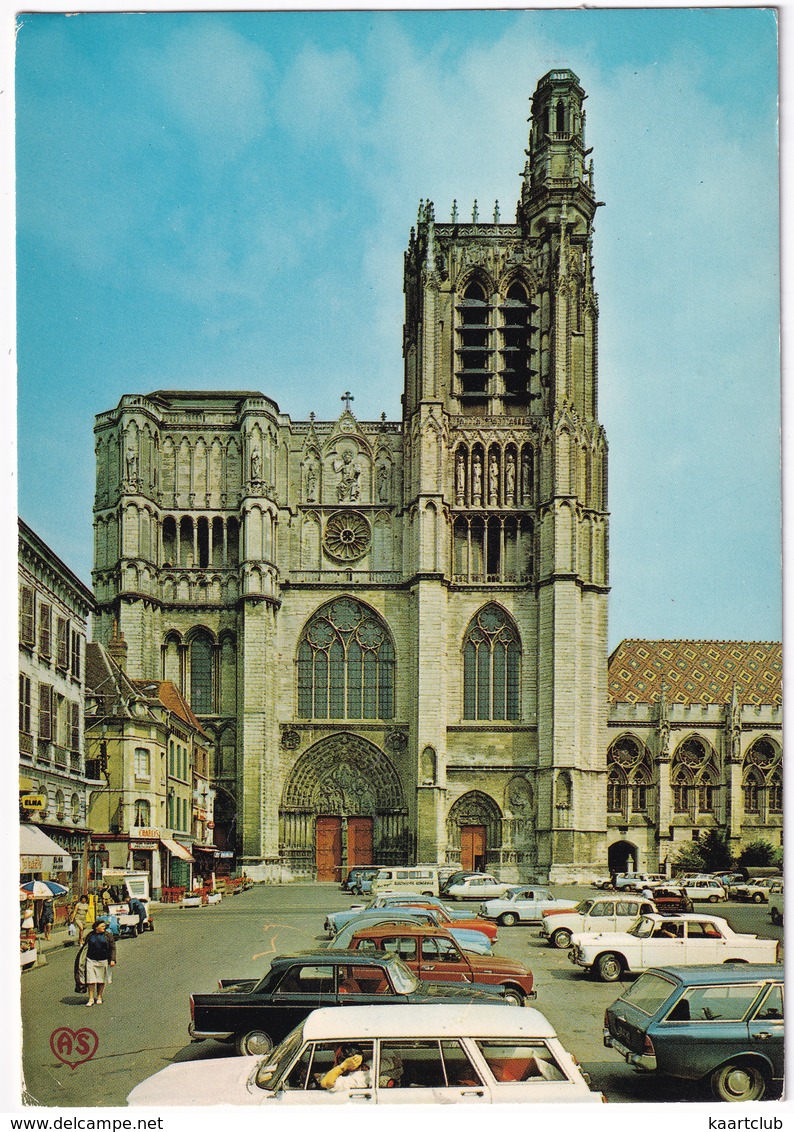 Sens: FIAT 124 FAMILIARE, PEUGEOT 404, RENAULT 4, CITROËN 2CV, DS, FORD TAUNUS P5 TURNIER, SIMCA ARONDE - Cathédrale - PKW