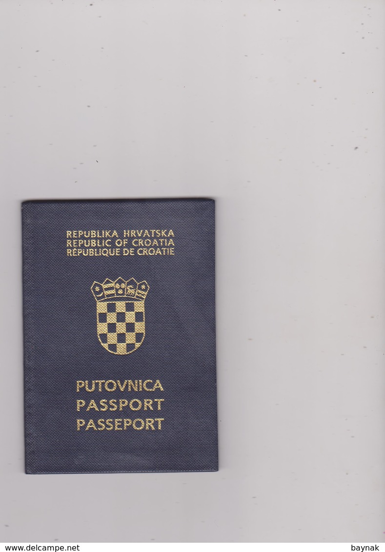 C15  --  PASSPORT  -  CROATIA  --  FAMILY PASS  ~   I. MODEL  -  1992  ~~ NICE LOOKING  LADY  & GIRL And BOY - Historische Dokumente