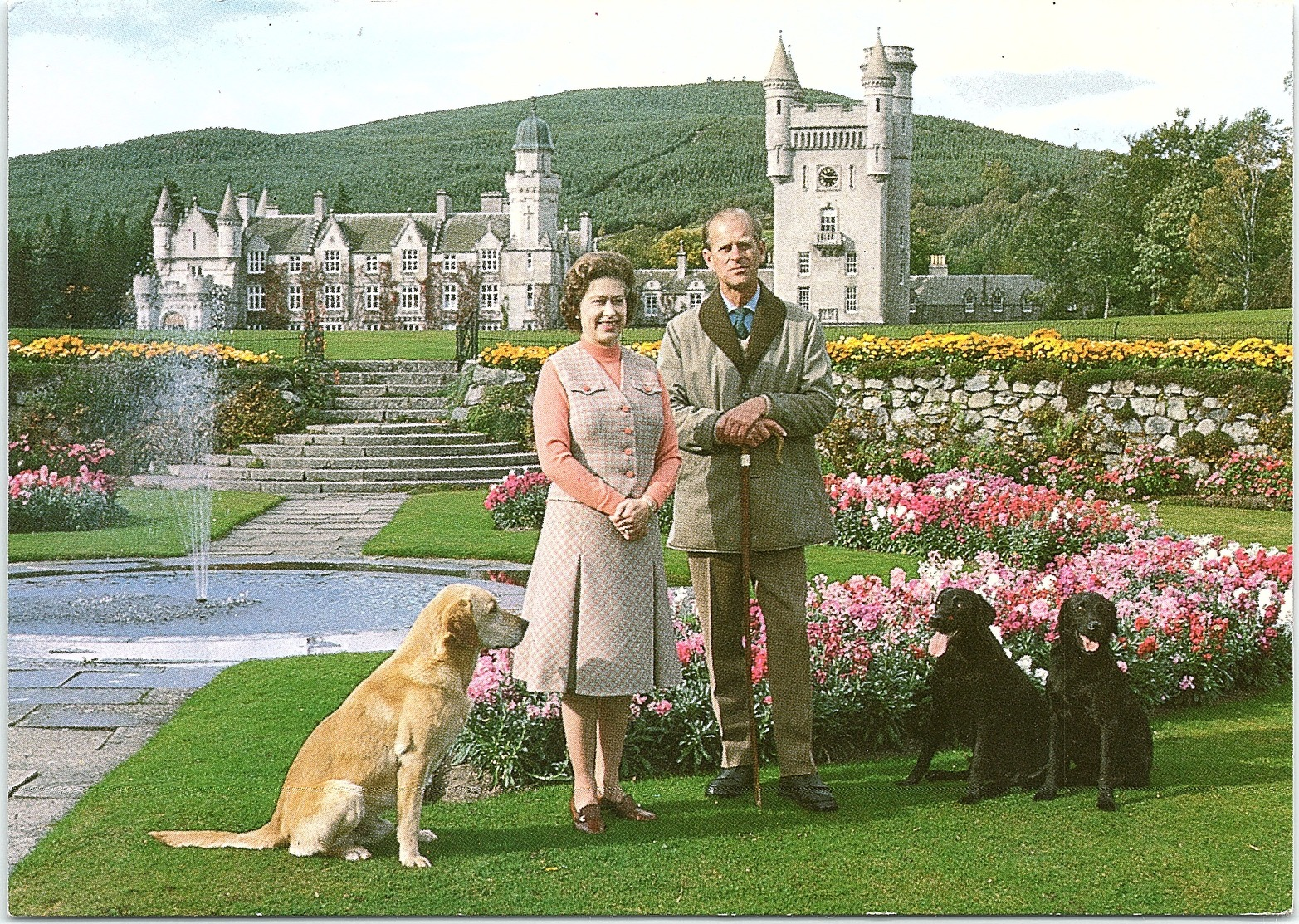 H.M. The Queen And H.R.H. The Duke Of Edinburgh In The Gardens Of Balmoral Castle - Familles Royales