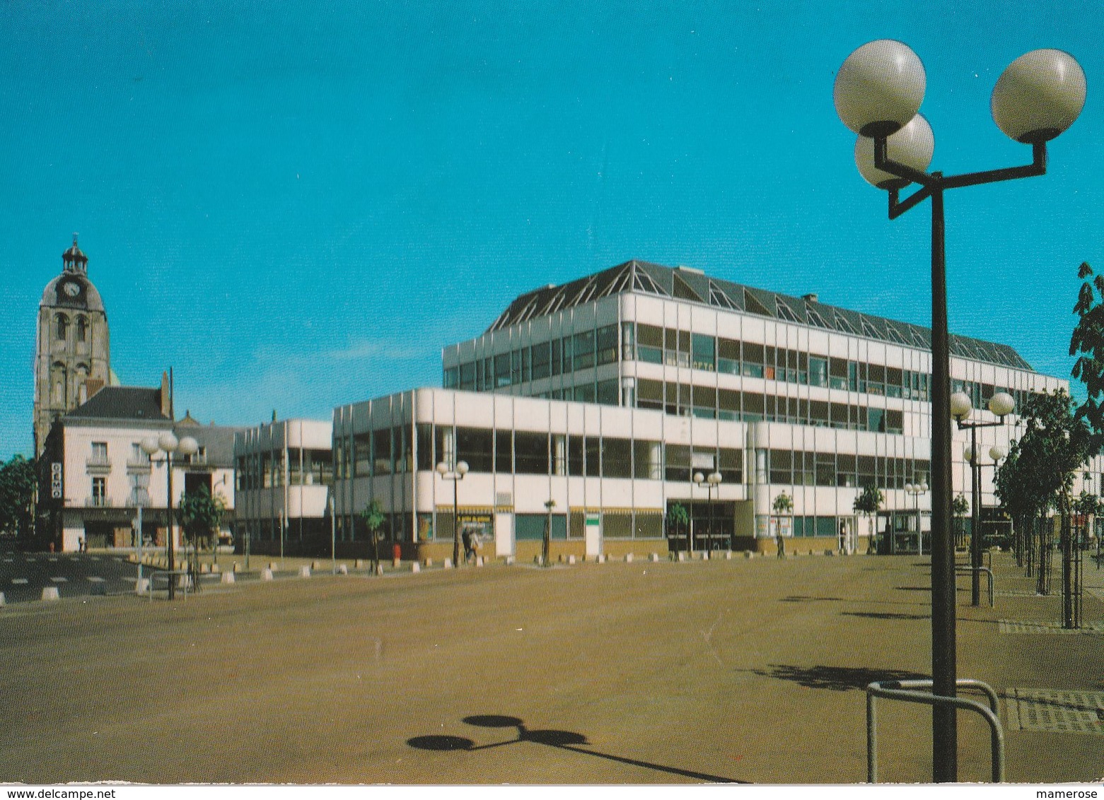 TOURS (37). Place Des Halles (Commerce: Halles) Et Tour De L'Horloge - Tours