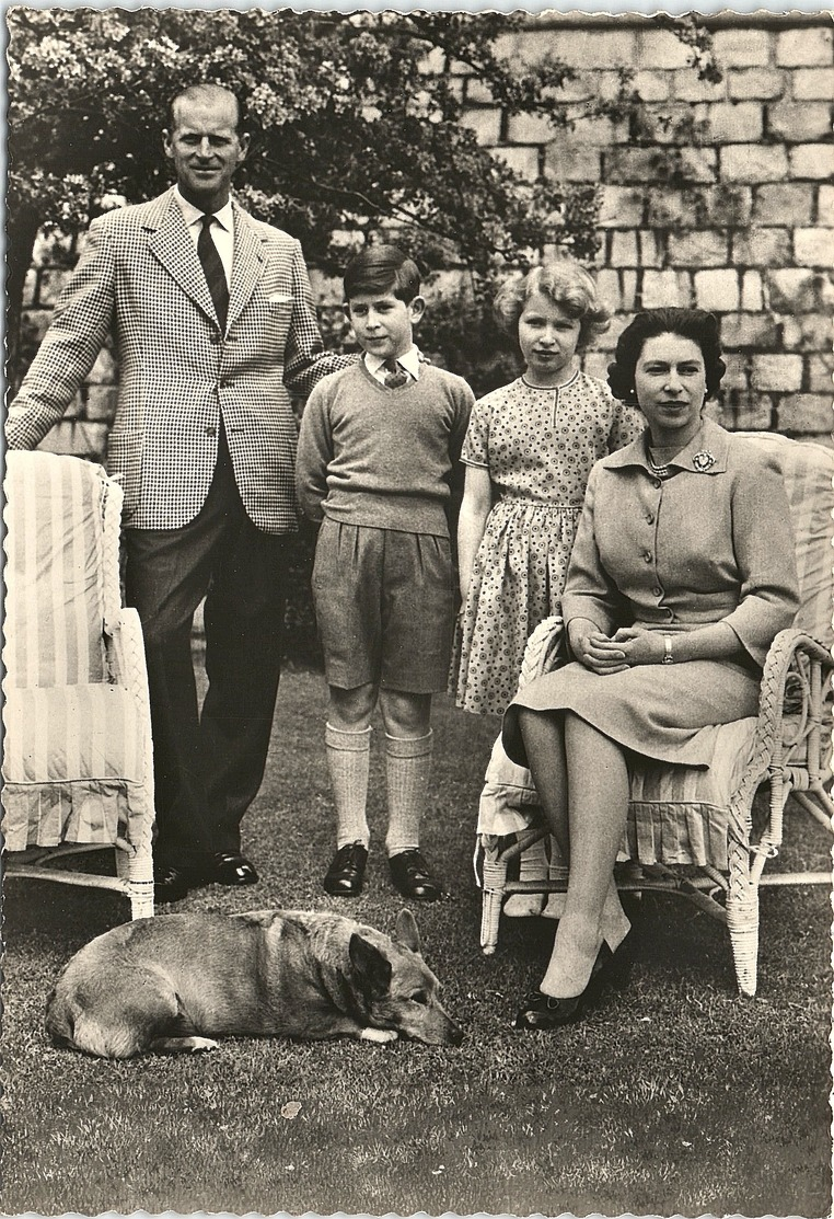 Real Photo, H.M. The Queen With Her Family In Windsor Castle Gardens - Royal Families