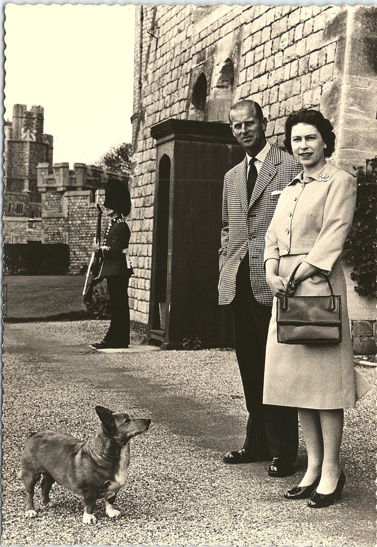 Real Photo, H.M. The Queen With The Duke Of Edinburgh At Windsor Castle - Familles Royales