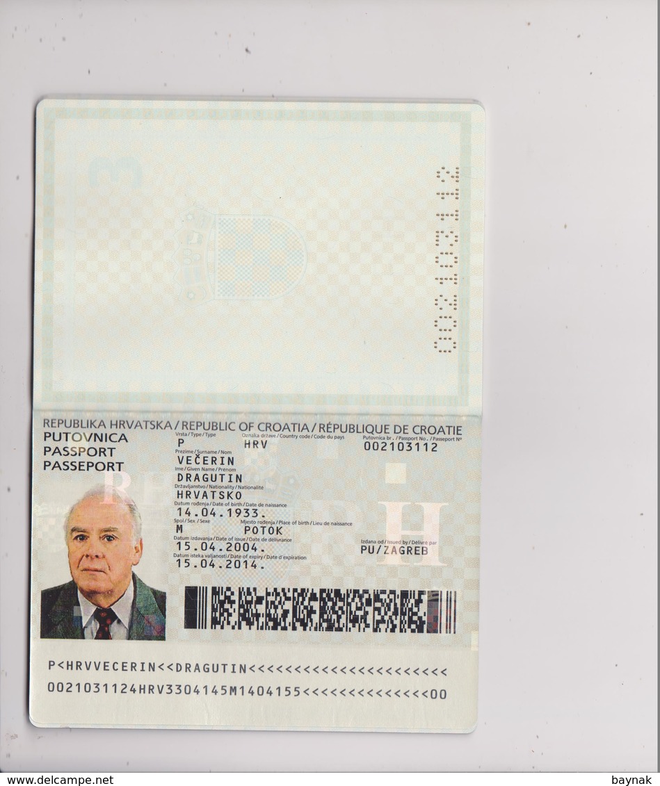 C62  --  PASSPORT  --   CROATIA    ~   II. MODEL  -  2004  ~~  MAN - Documents Historiques