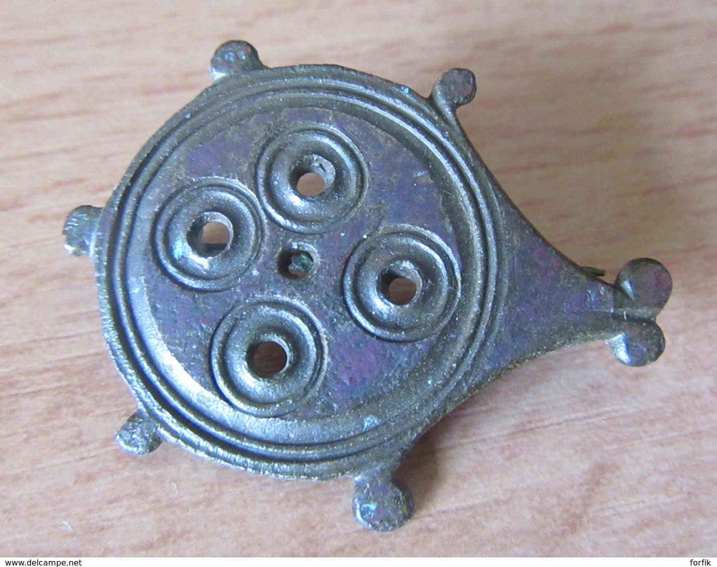 Fibule Romaine En Forme De Goutte - 4 Ocelles Percées Dans Le Cercle - Type 24e - Avec Son Ardillon - Archaeology