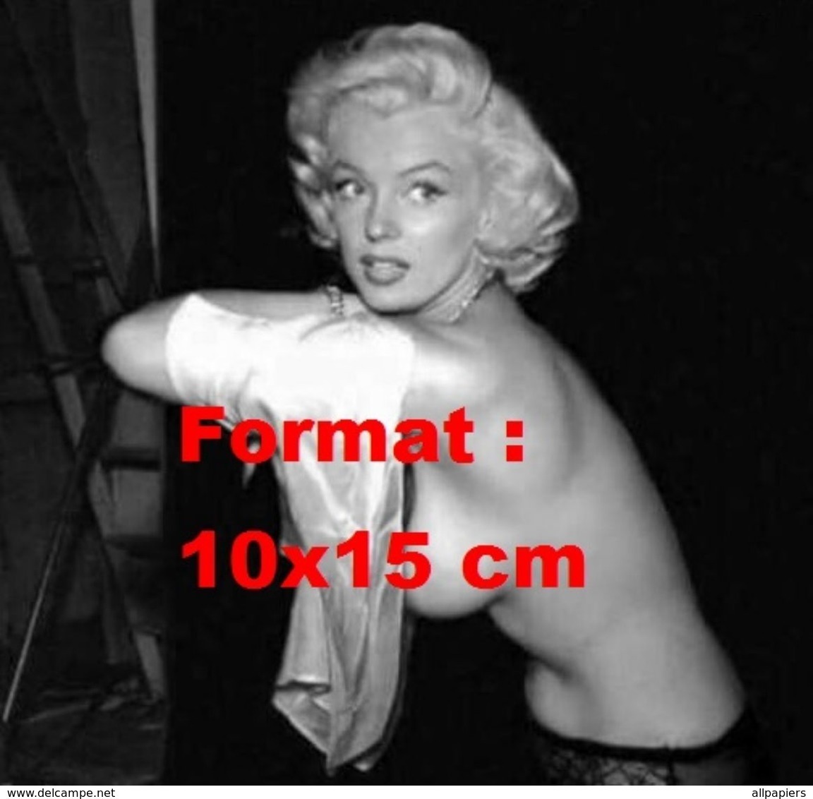 Reproduction D'une Photographie De Marilyn Monroe Retirant Son Haut Et Laissant Apparaître Sont Torse Nu - Autres & Non Classés