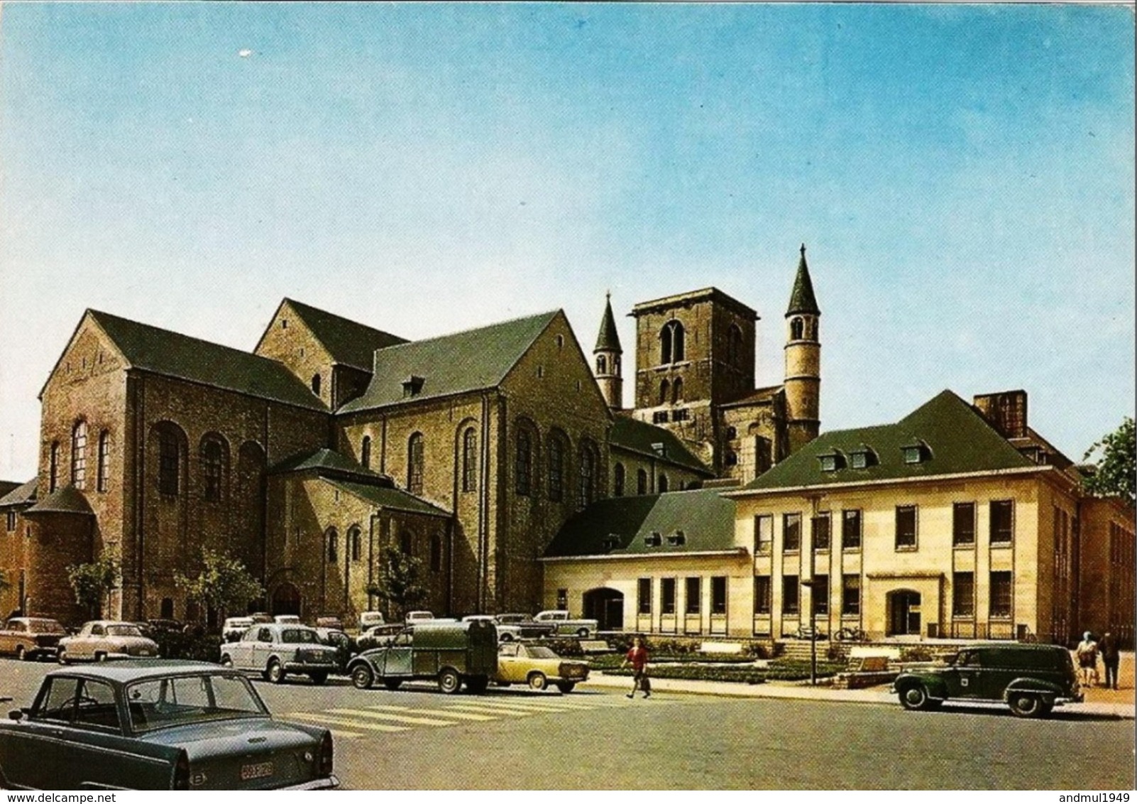 NIVELLES - Collégiale Ste-Gertrude Et Hôtel De Ville - N'a Pas Circulé - Nijvel