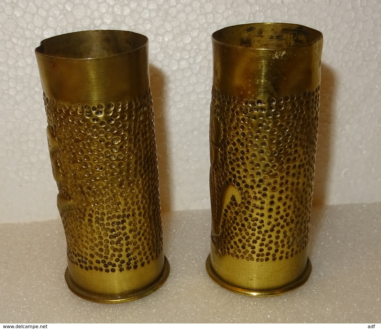 OBJETS DE TRANCHEE. PAIRE DE PETITES DOUILLES D'OBUS FINEMENT MARTELEES REPRESENTANT CHACUNE UNE FLEUR - 1914-18
