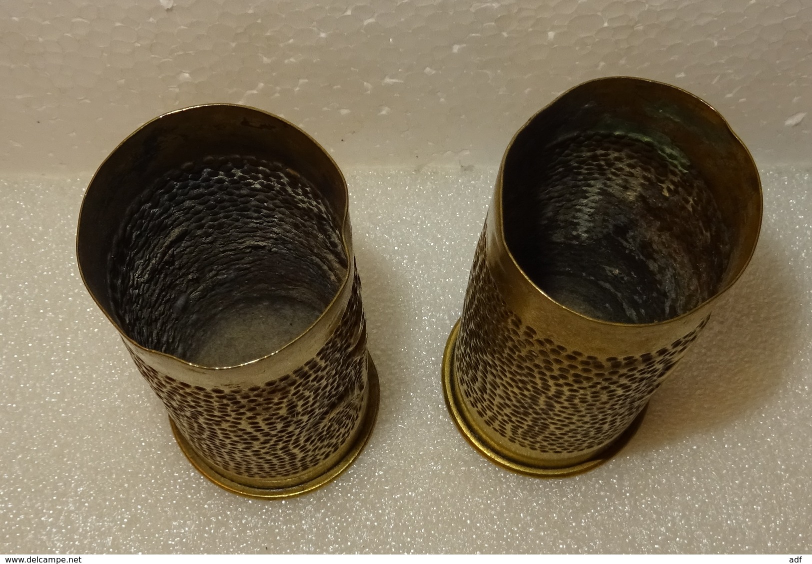 OBJETS DE TRANCHEE. PAIRE DE PETITES DOUILLES D'OBUS FINEMENT MARTELEES REPRESENTANT CHACUNE UNE FLEUR - 1914-18