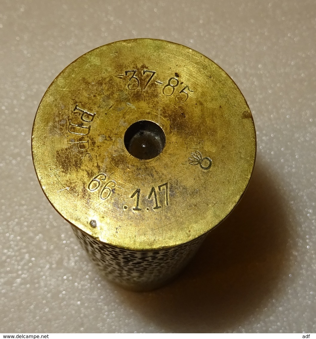 OBJETS DE TRANCHEE. PAIRE DE PETITES DOUILLES D'OBUS FINEMENT MARTELEES REPRESENTANT CHACUNE UNE FLEUR