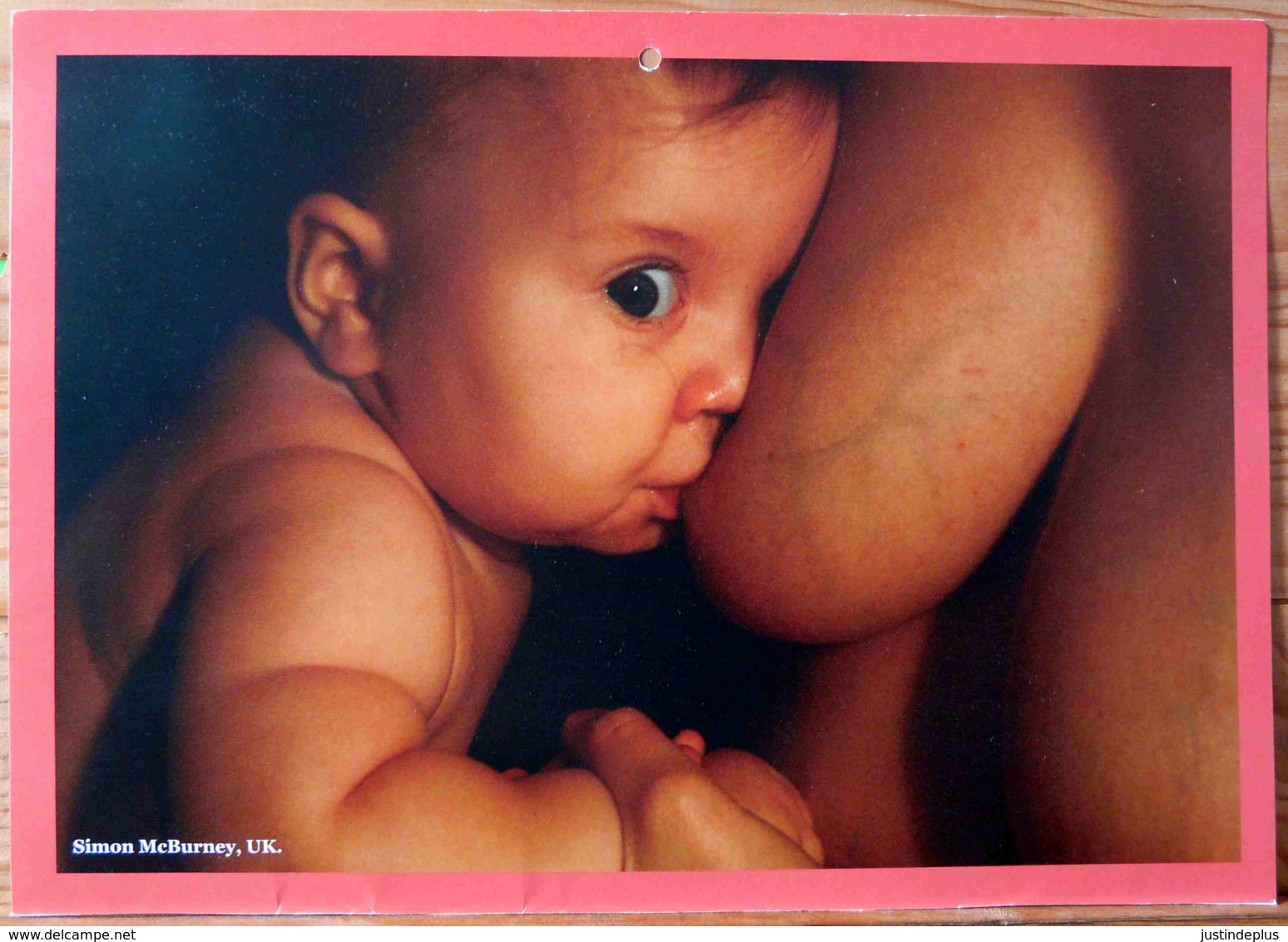 FEMME BEBE AU SEIN ALLAITEMENT  UK ROYAUME UNI PHOTO SIMON MC BURNEY BREASTFEEDING MATERNITE SEINS NUS TETEE - Ethniques, Cultures