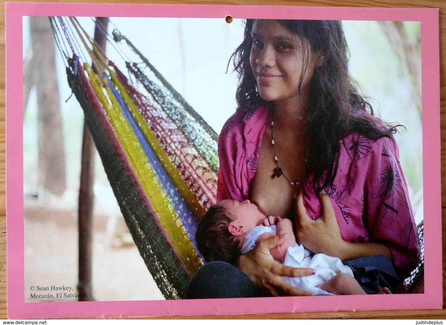 FEMME BEBE AU SEIN ALLAITEMENT MORAZAN EL SALVADOR PHOTO SEAN HAWKEY BREASTFEEDING MATERNITE SEINS NUS TETEE - Ethniques, Cultures