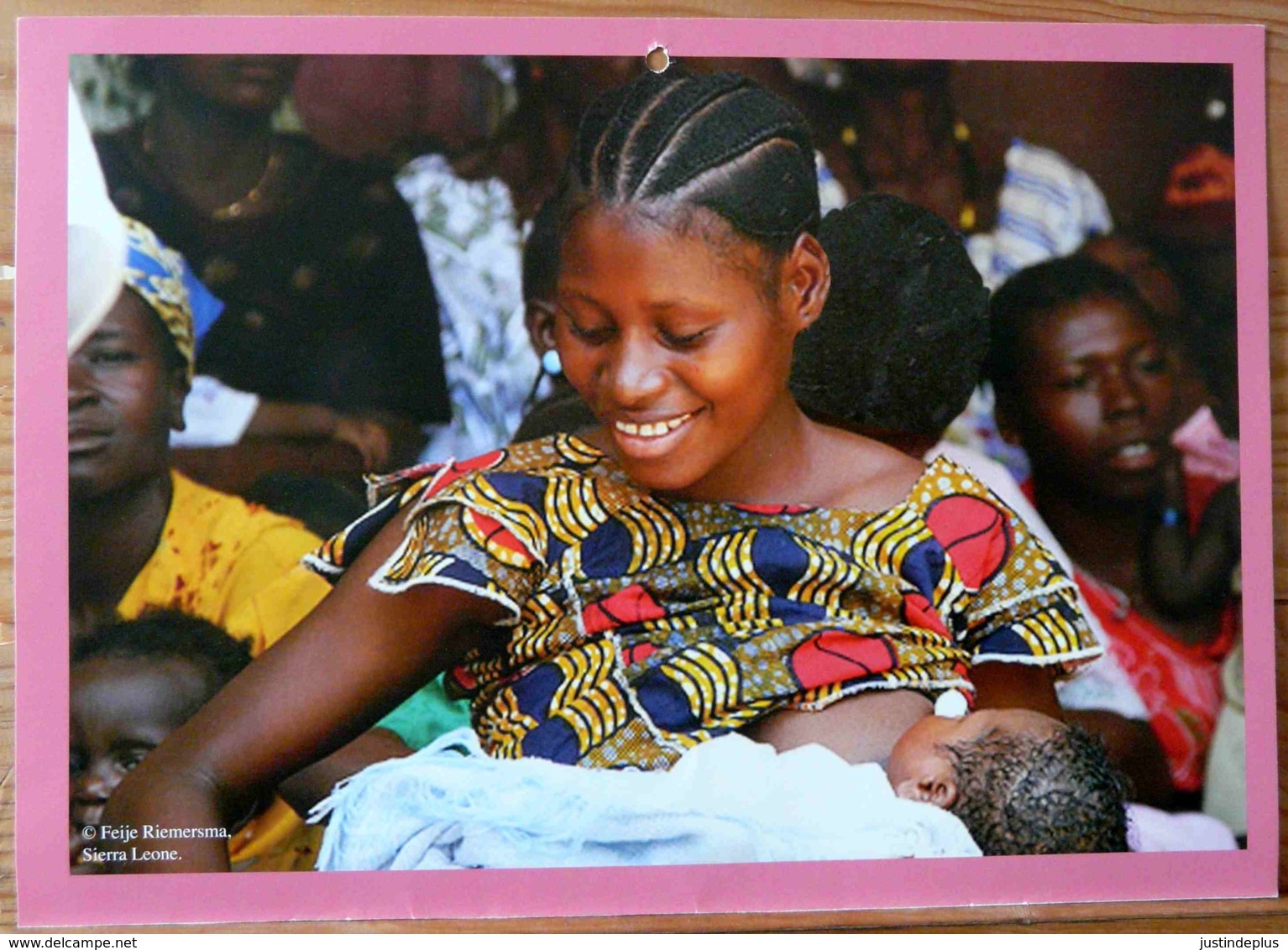 FEMME BEBE AU SEIN ALLAITEMENT SIERRA LEONE PHOTO FEIJE RIEMERSMA BREASTFEEDING MATERNITE SEINS NUS TETEE - Ethniques, Cultures