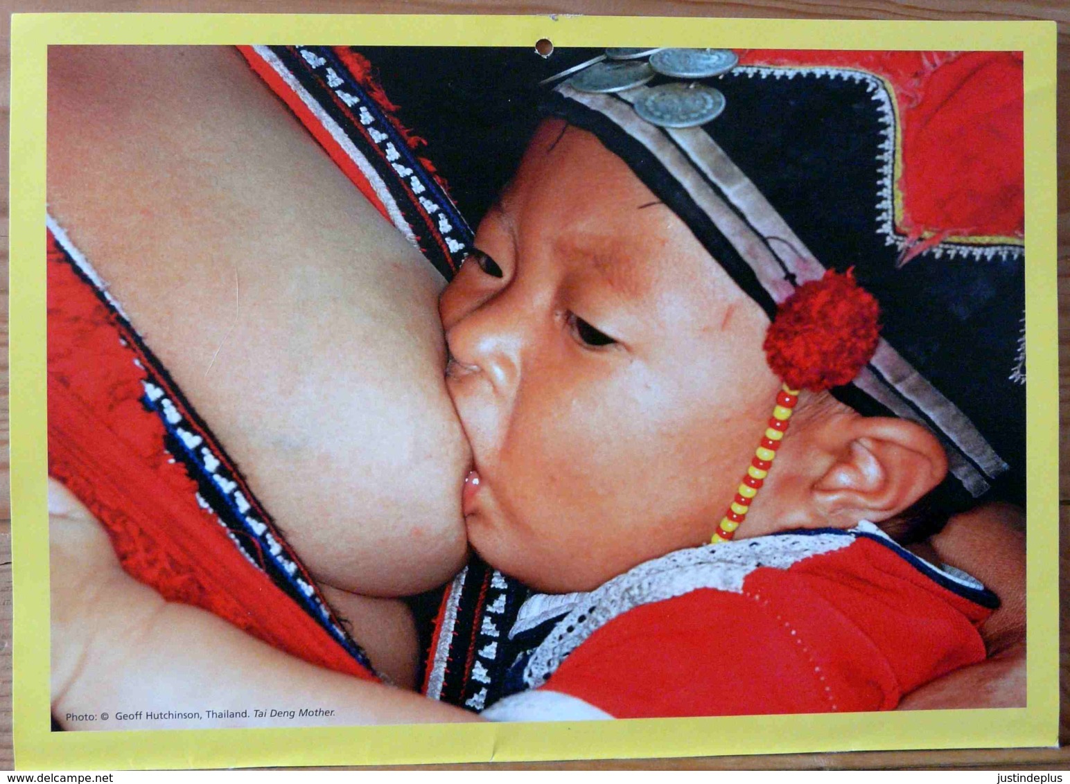 FEMME BEBE AU SEIN ALLAITEMENT  THAILANDE PHOTO GEOFF HUTCHINSON TAI DENG MOTHER BREASTFEEDING MATERNITE SEINS NUS TETEE - Ethniques, Cultures