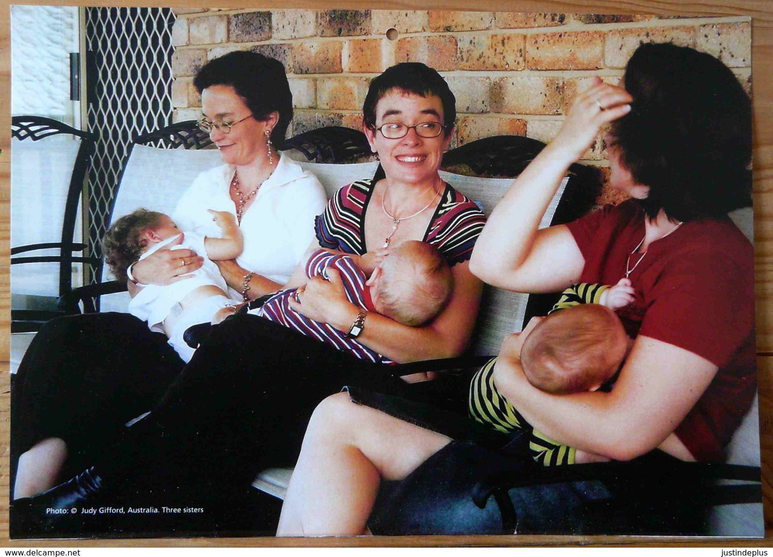 FEMMES BEBES AU SEIN ALLAITEMENT AUSTRALIE 3 SOEURS PHOTO JUDY GIFFORD BREASTFEEDING MATERNITE SEINS NUS TETEE - Ethnics