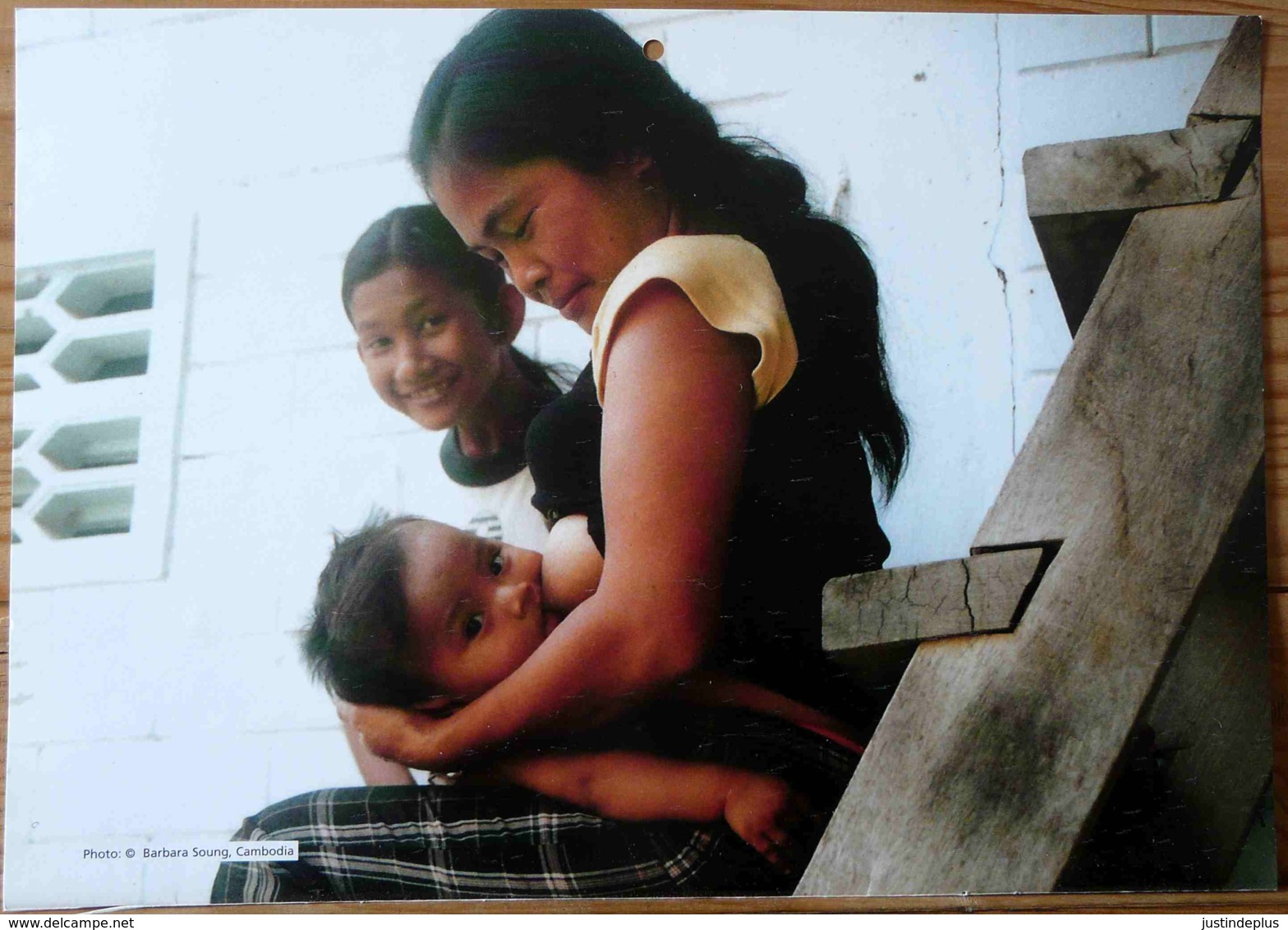 FEMMES BEBE AU SEIN ALLAITEMENT CAMBODGE PHOTO BARBARA SOUNG BREASTFEEDING MATERNITE SEINS NUS TETEE - Ethniques, Cultures