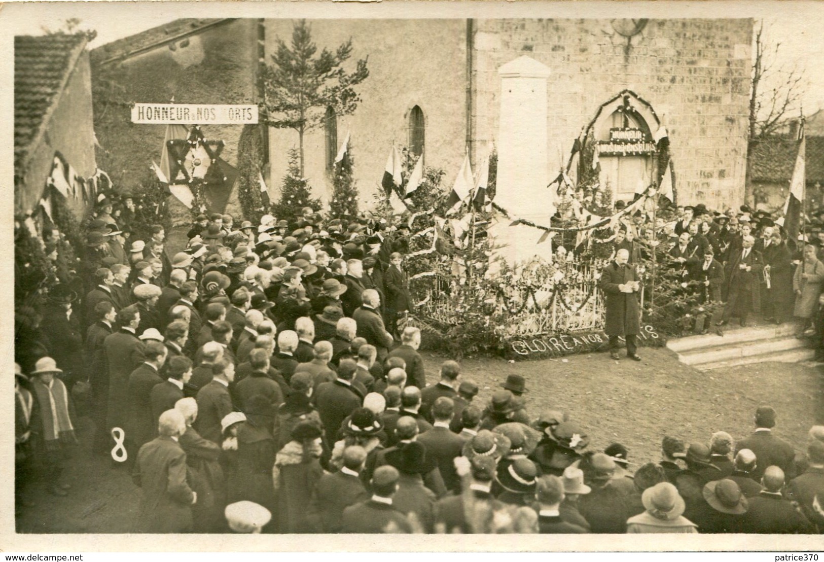 Carte PHoto Prise Devant Monument Aux Morts Guerre 1914 18  Défenseurs Lieu à Identifier Parle De L'harmonie De Cluny - To Identify