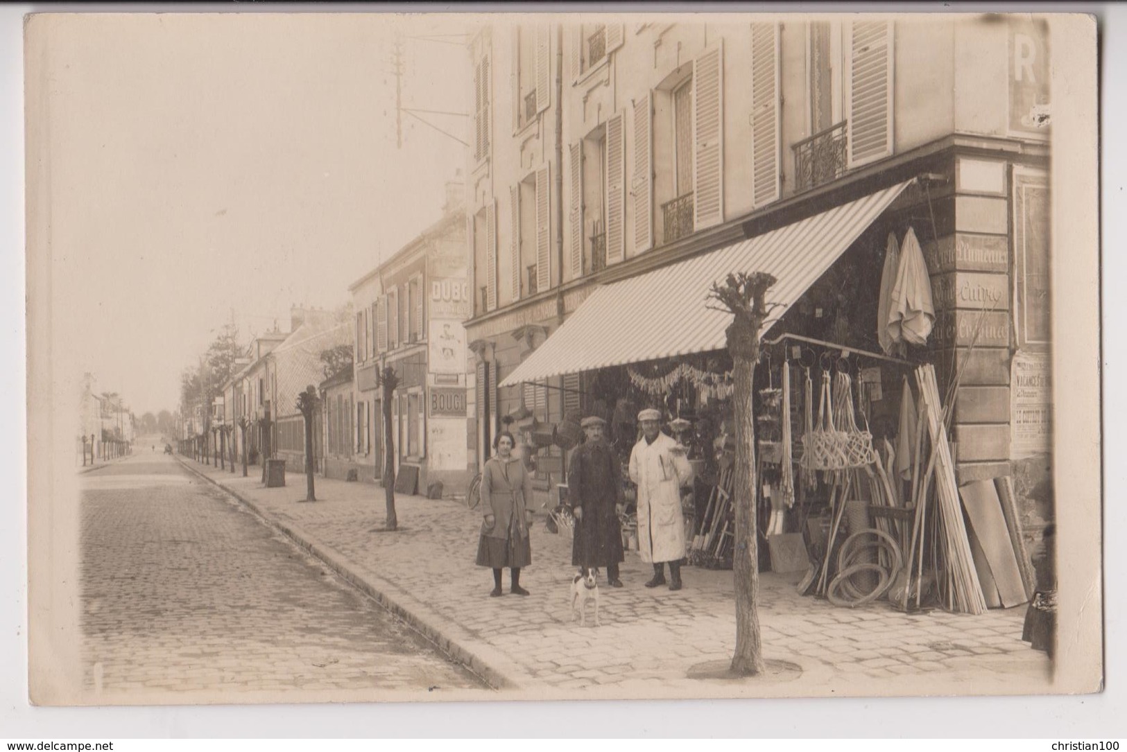 CARTE PHOTO D'UNE QUINCAILLERIE - ARTICLES DE MENAGE - SUR L'AFFICHETTE A DROITE ECRIT " MONTGERON " - CINE ?  - 2 SCANS - A Identifier