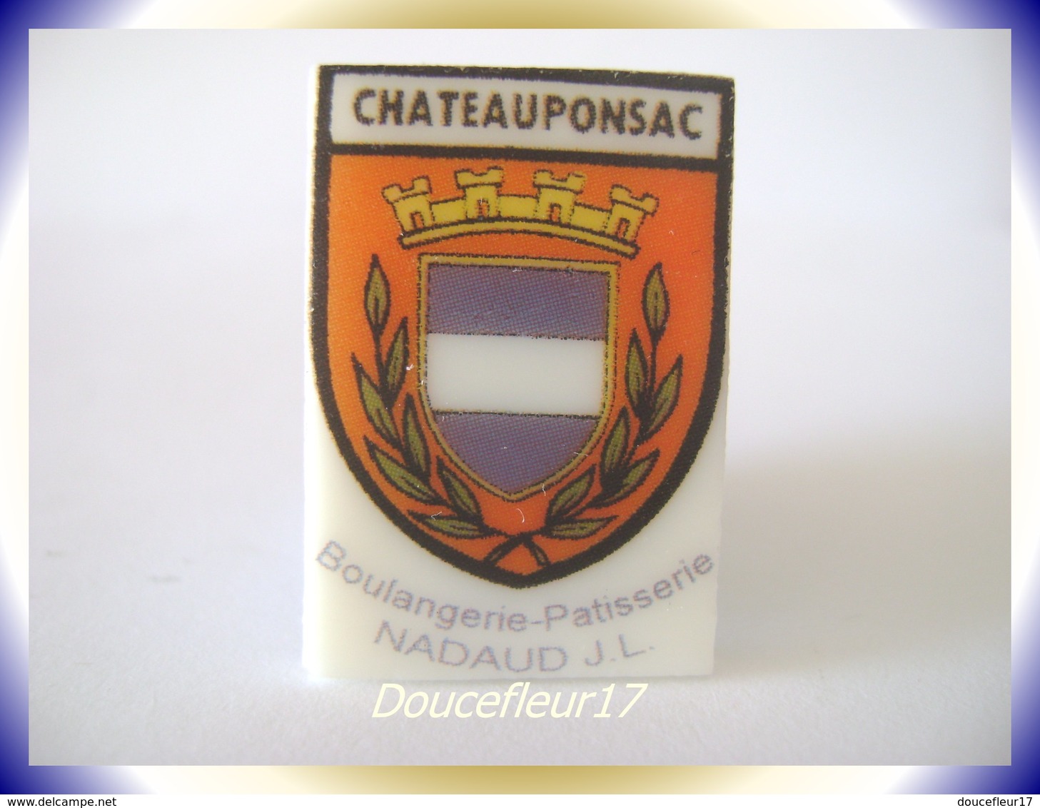 Blason Chateauponsac ... Fève De Limoges Boulangerie Nadaud....Ref AFF : 60-2010 .. (Boite Limoges) - Regiones