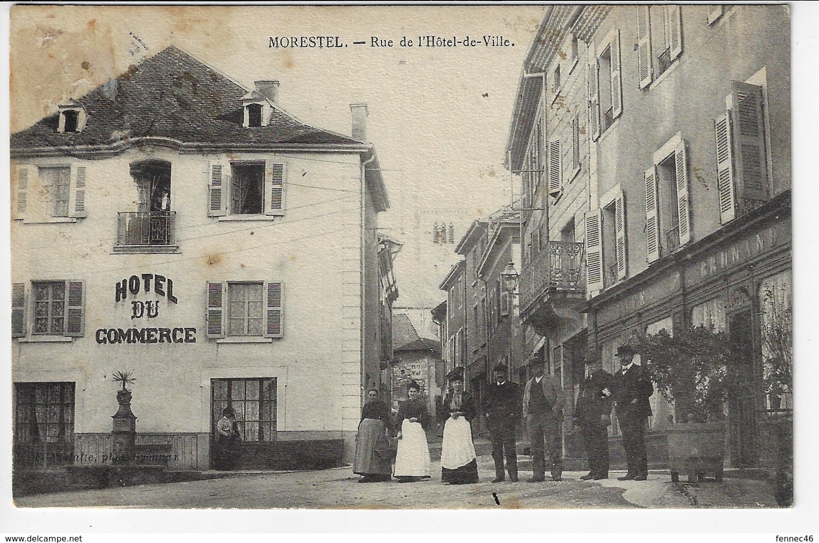 38 - MORESTEL - Rue De L'Hôtel De Ville  (Très Animée + Hôtel Du Commerce) - 1910 (Y120) - Morestel