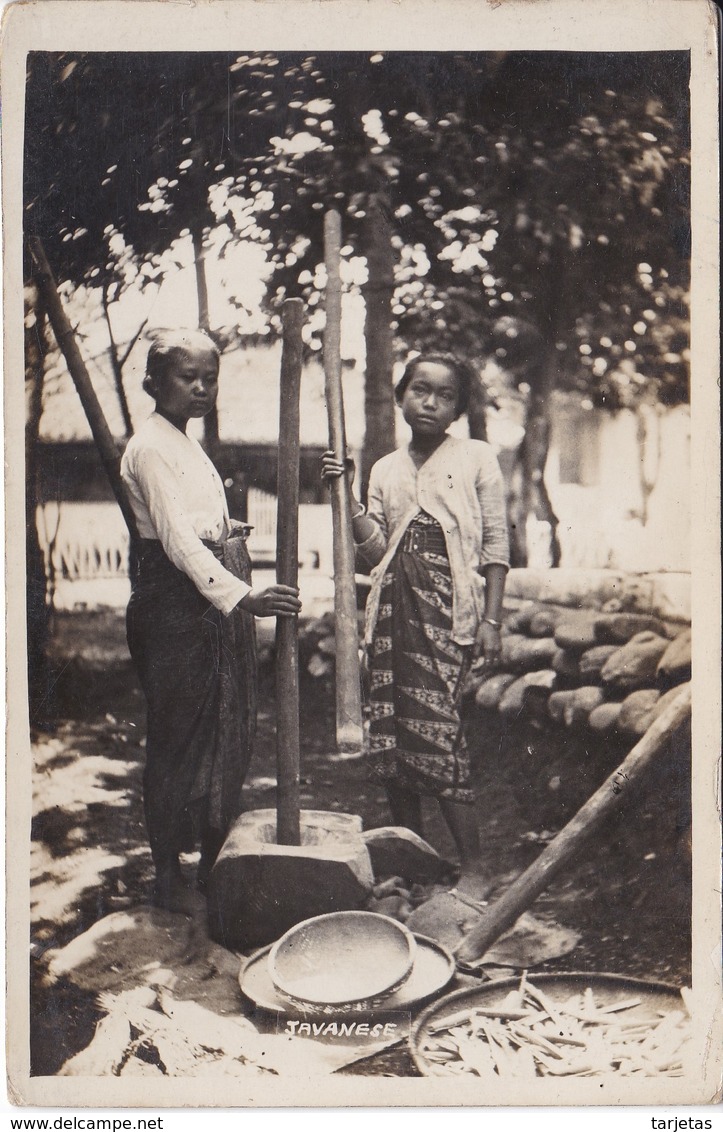 POSTAL DE SINGAPORE DE 2 MUJERES JAVANESE MOLIENDO EL GRANO (SINGAPUR) JAVA - Singapur