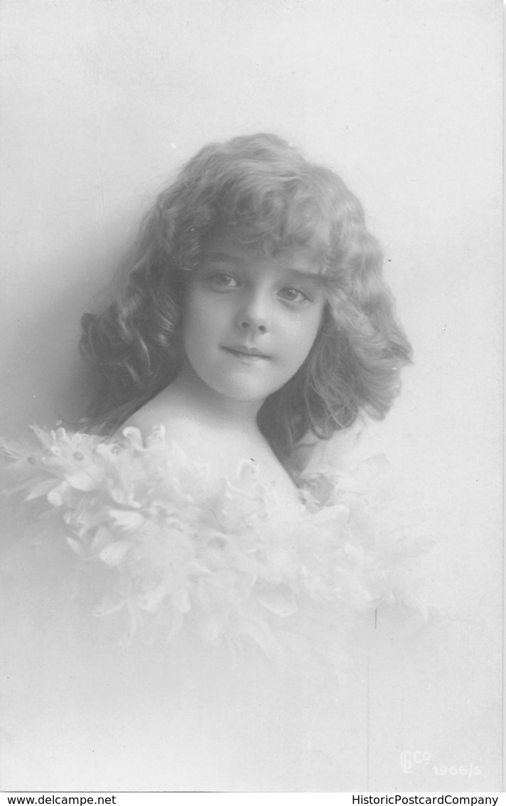 BEAUTIFUL YOUNG GIRL-CURLY BROWN HAIR-FEATHER DRESS- PHOTO POSTCARD 39990 - Autres & Non Classés