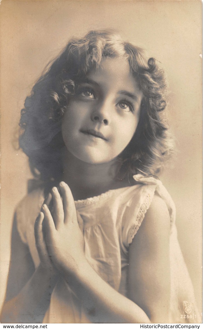 BEAUTIFUL YOUNG GIRL-CURLY HAIR-SAYING PRAYERS-PHOTO POSTCARD 39995 - Autres & Non Classés