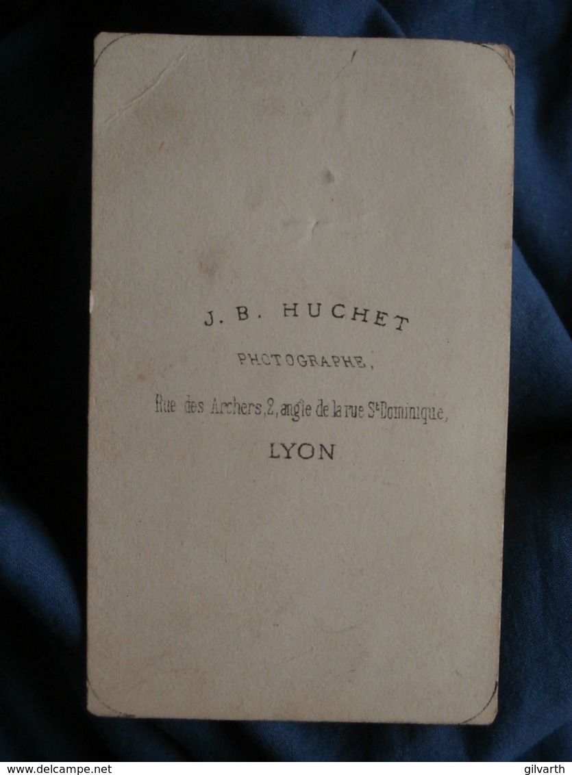 CDV Photo J.B Huchet à Lyon - Second Empire, Femme, Robe Avec Noeud Hondgrois Aux Manches, Vers 1865 L436B - Anciennes (Av. 1900)