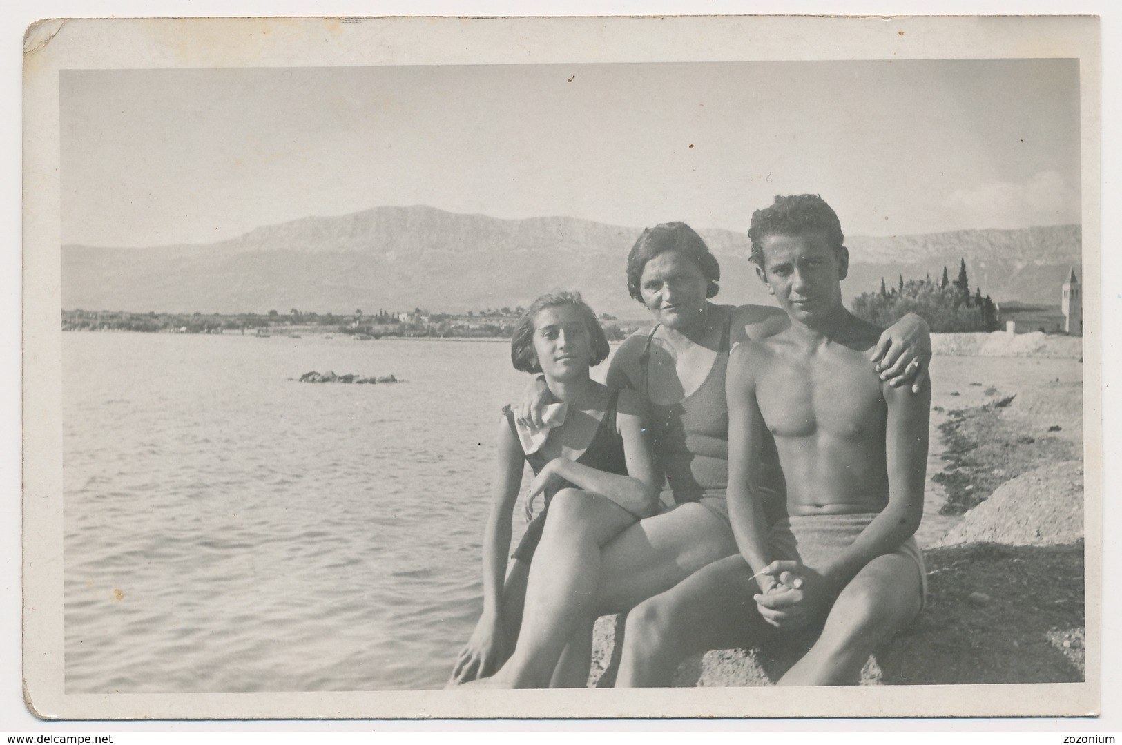 REAL PHOTO - Family On Beach Swimsuit Woman Trunks Mac Boy Girl Plage Femme Mec Fillette  Old Original  Photograph - Personnes Anonymes